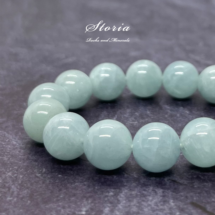 透明感のあるアクアマリンブレスレット