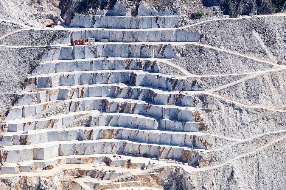 大理石 採掘 イタリア